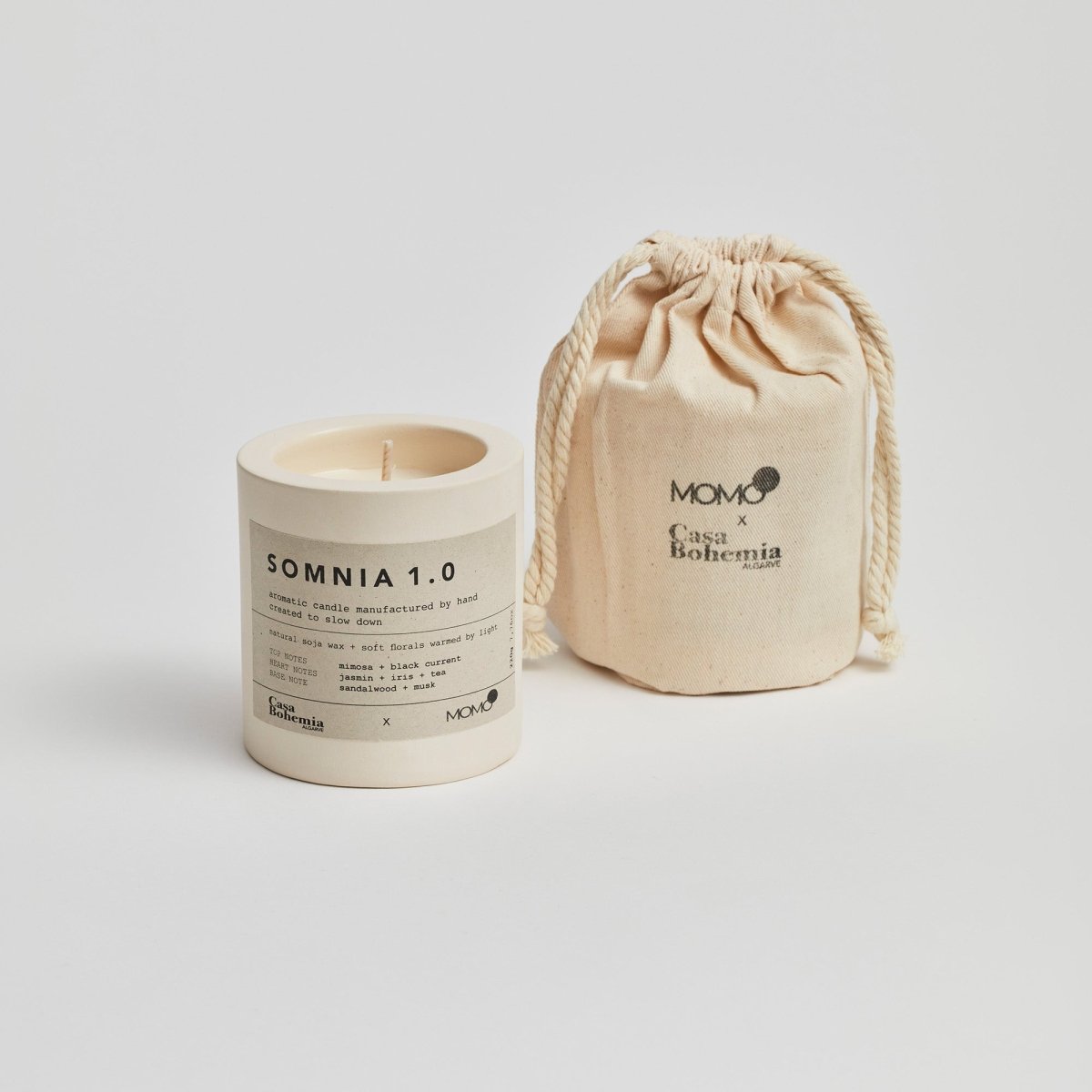 Vela aromática Somnia 1.0 com saco de cordão creme da Momo e Casa Bohemia em fundo branco