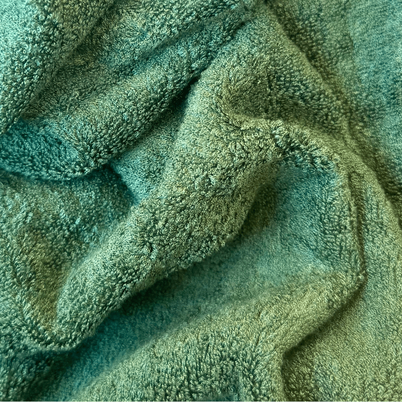 Pormenor da textura de toalha de bambu verde – macia, absorvente e sustentável
