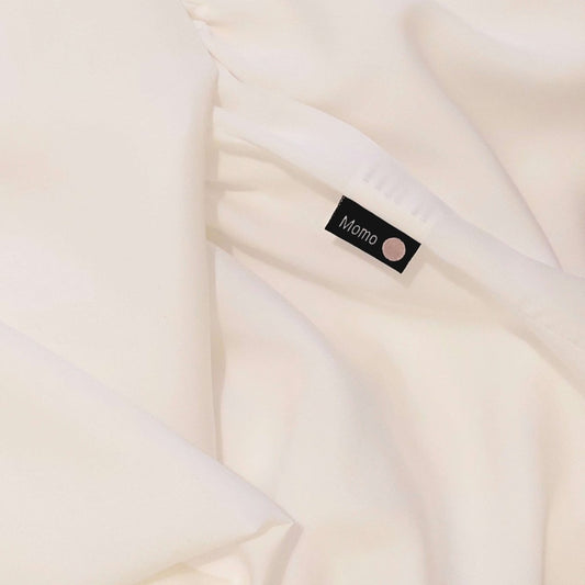Detalhe da etiqueta em lençol de bambu branco pérola – roupa de cama macia, respirável e sustentável