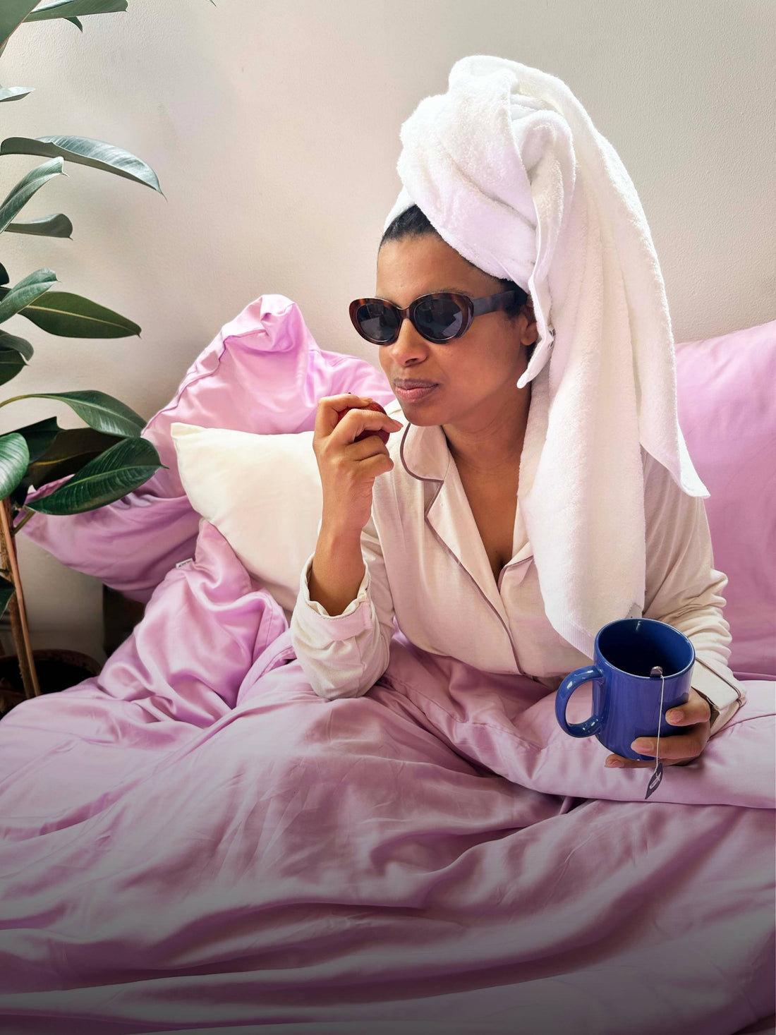 Toalhas na cama, rapariga elegante com chá