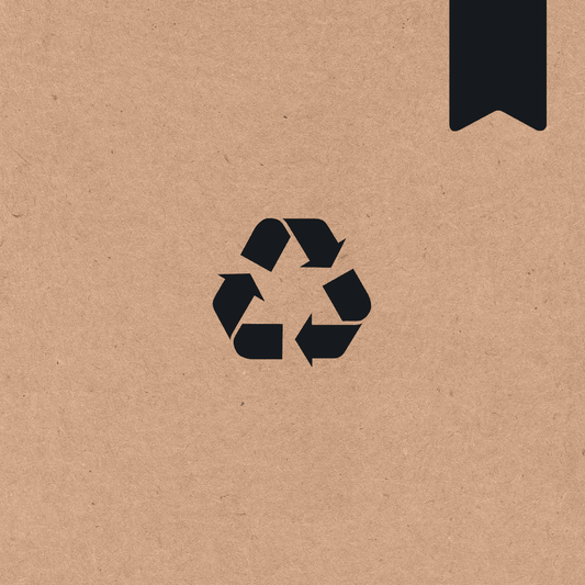 Símbolo de reciclagem em cartão kraft, representando sustentabilidade do bambu