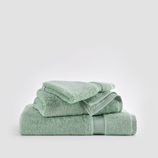 Conjunto de toalhas de bambu Alba em verde claro empilhadas sobre fundo branco