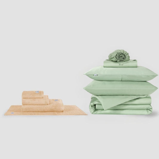 Conjunto de toalhas bege e lençol cama verde em pack by Momo Cotton sobre fundo branco
