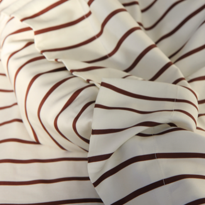 Lençol de cima de bambu acetinado com padrão de risca bordeaux e branco, dobragem detalhe.