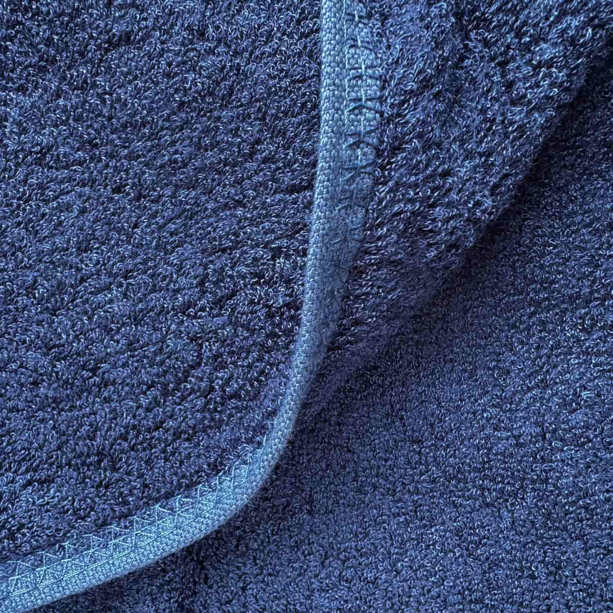 Tapete de banho wabi-sabi azul com trama de algodão texturizado, detalhe de borda dobrada, tamanho 50x90cm