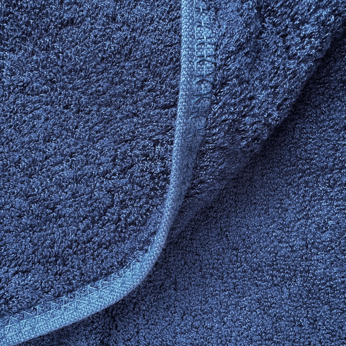 Pormenor da textura de toalha de bambu azul – macia, absorvente e sustentável