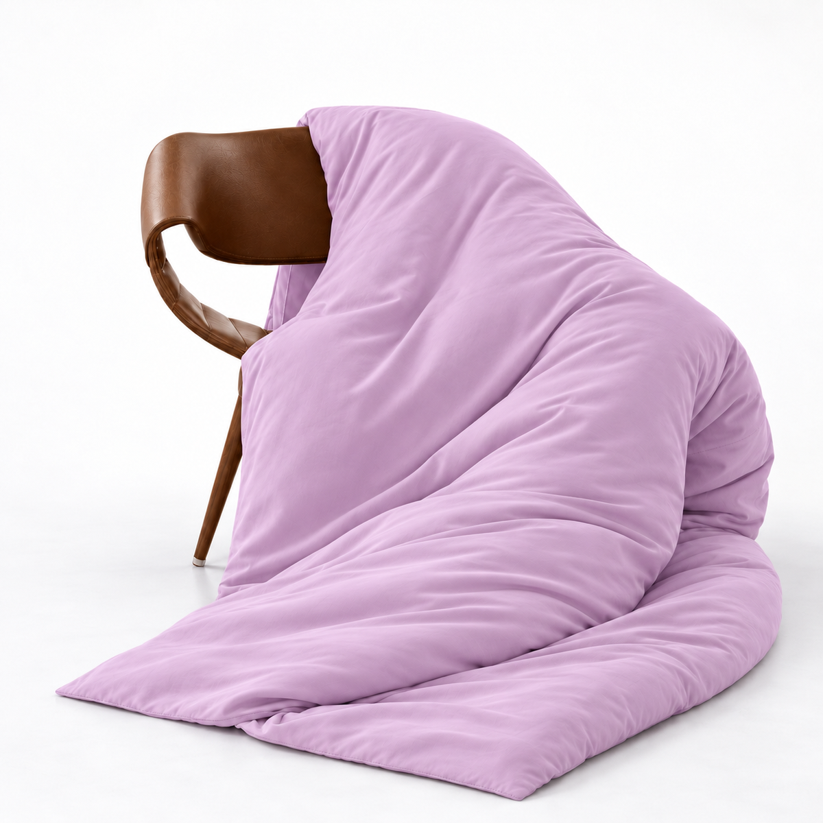 Capa de edredão rosa em bambu acetinado, exibida numa cadeira castanha com padrão de ondas suaves