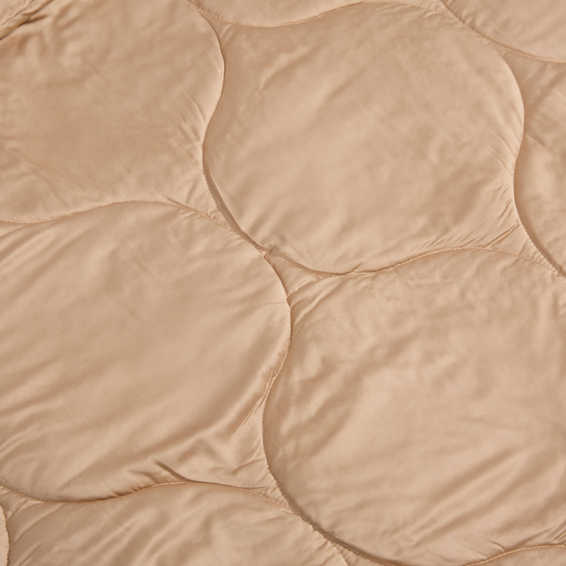 A colcha — Coloca-a sobre a cama para completar o quarto, de dia ou de noite.