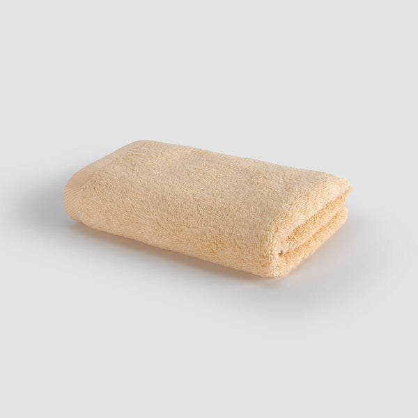 Toalha de mão bege em bambu da Momo Cotton – macia, absorvente, seca rápido e sustentável.