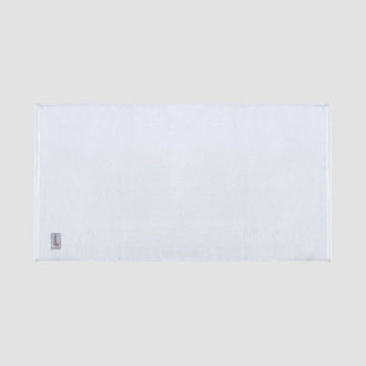 Tapete de banho branco em bambu da Momo Cotton – suave, absorvente, seca rapidamente e sustentável.